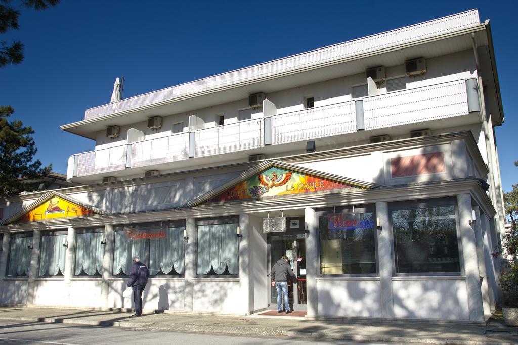 Hotel La Fenice Lignano Sabbiadoro Bagian luar foto