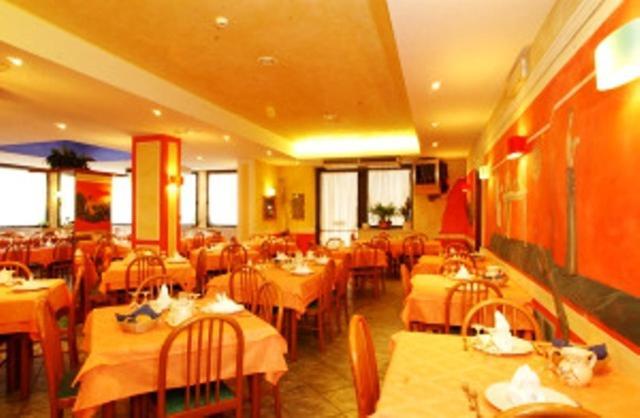 Hotel La Fenice Lignano Sabbiadoro Bagian luar foto