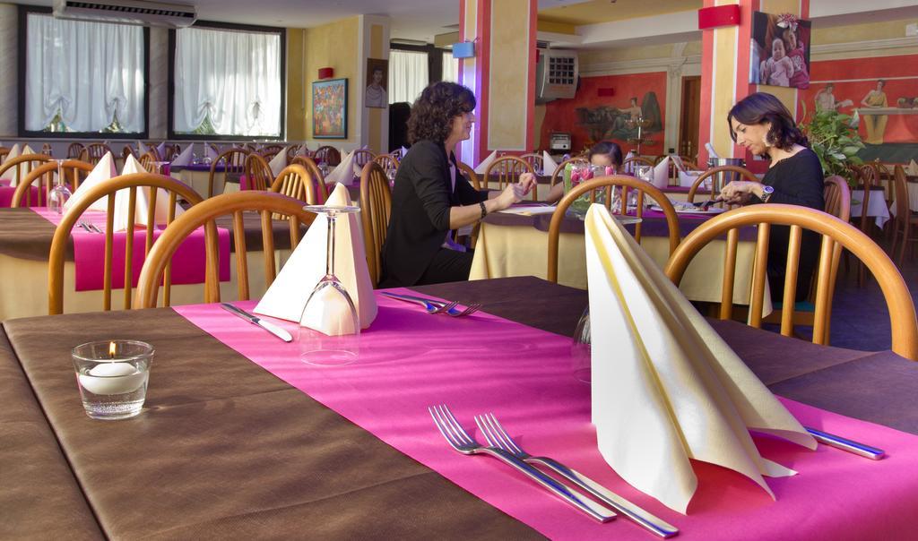 Hotel La Fenice Lignano Sabbiadoro Bagian luar foto