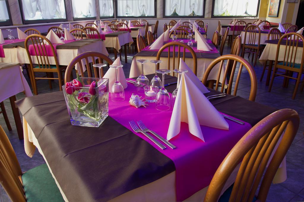 Hotel La Fenice Lignano Sabbiadoro Bagian luar foto